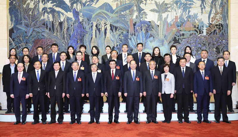 拜候列入宇宙政协十四届二次集会传布报道的音讯任务家代外